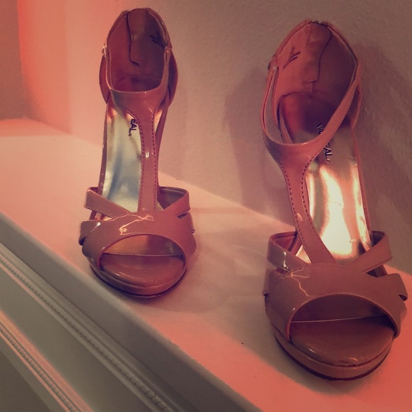 Beautiful nude color heels - Picture 1 of 8